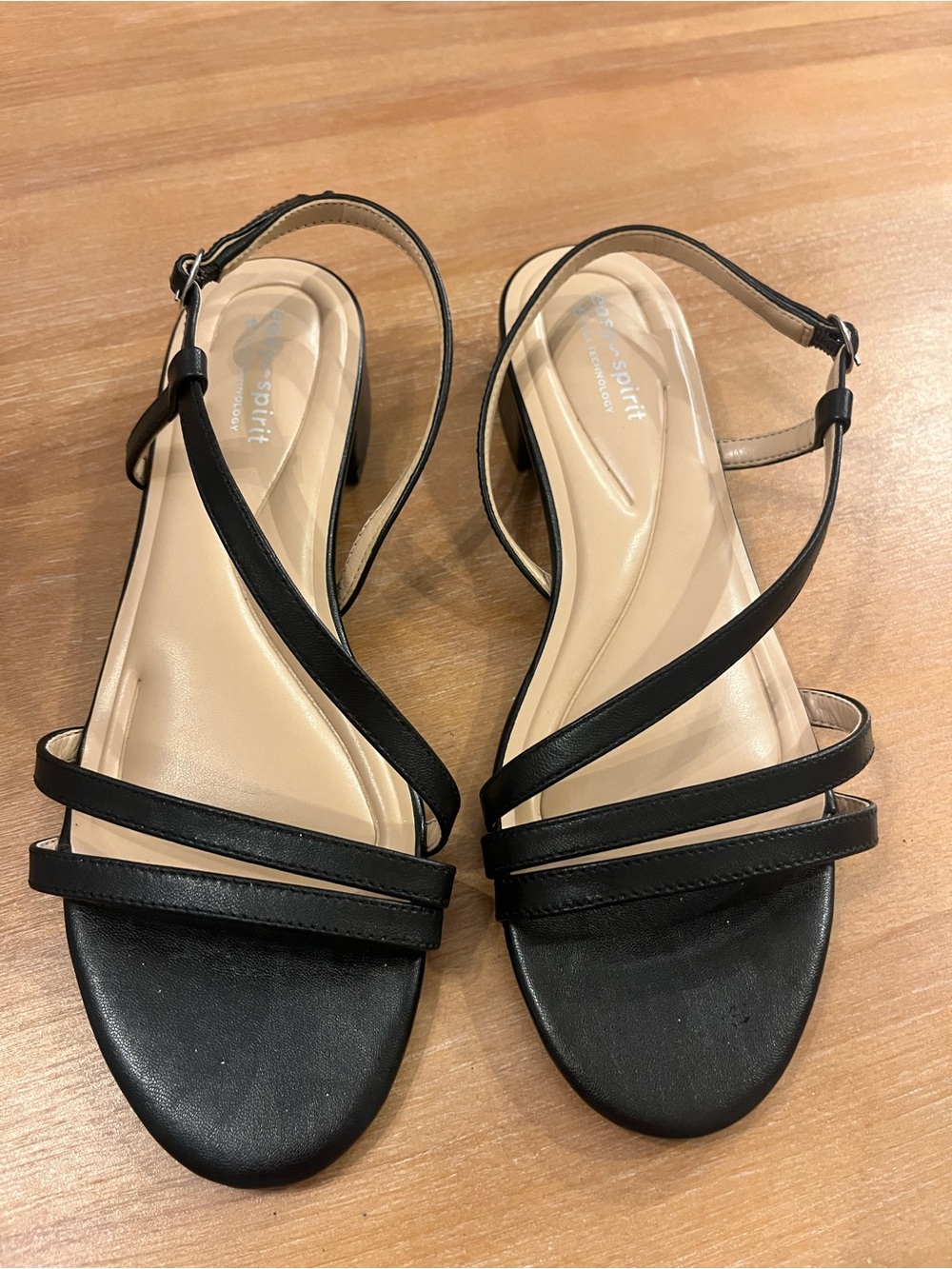 Easy Spirit Glenni strappy sandals. Size 9W